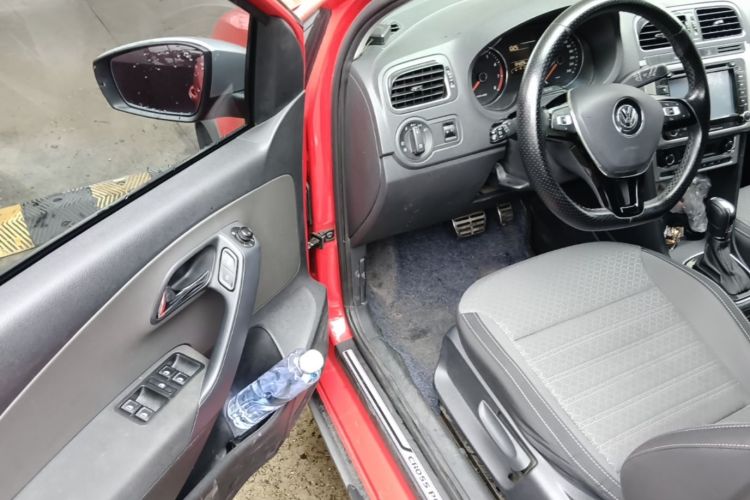 Volkswagen Polo 2015 car image #16