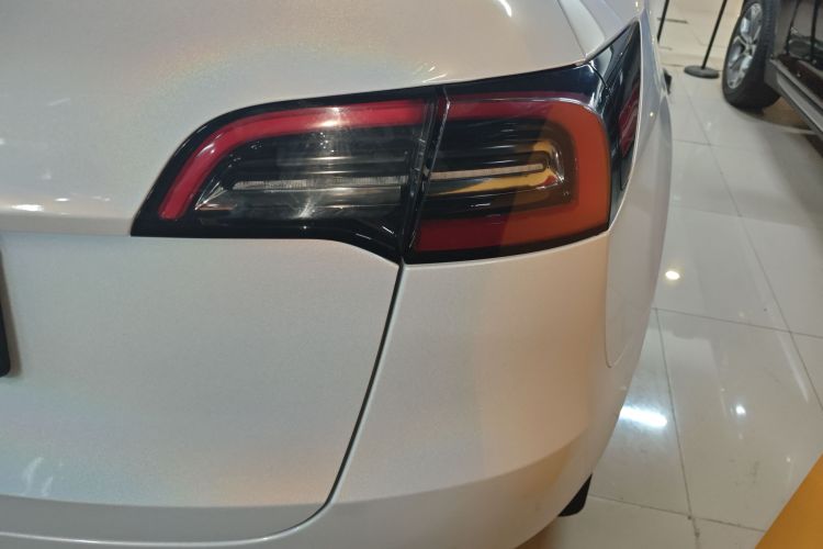Tesla Model Y 2024 #8 Tesla Model Y 2024 car image #8