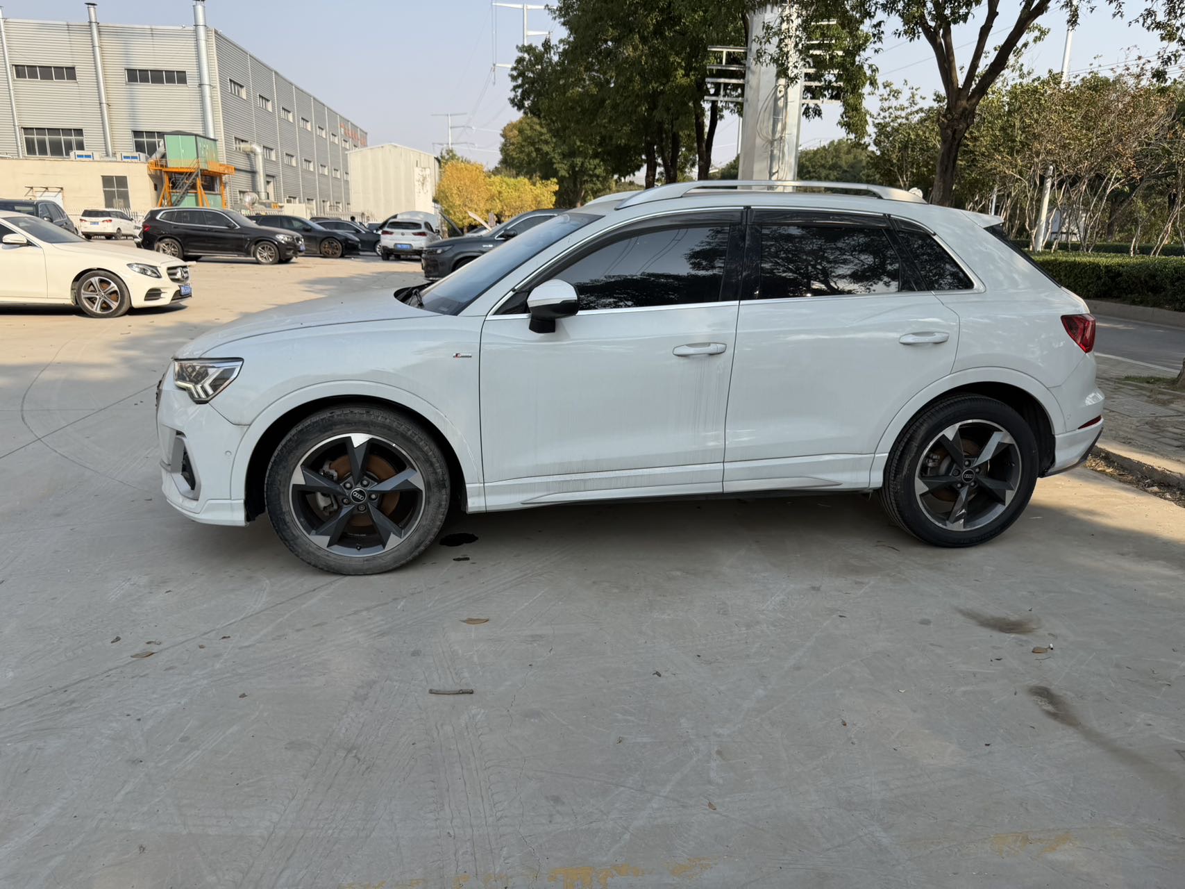 Audi Q3 2022 car image #3
