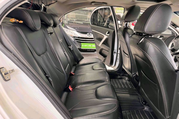 GEELY Emgrand 2015 car image #16