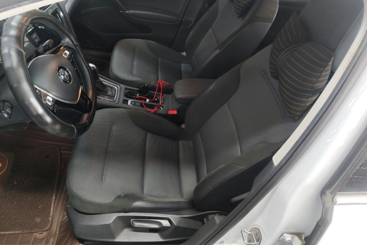 Volkswagen Golf 2019 car image #15