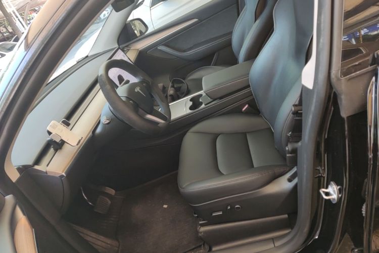 Tesla Model Y 2023 car image #19