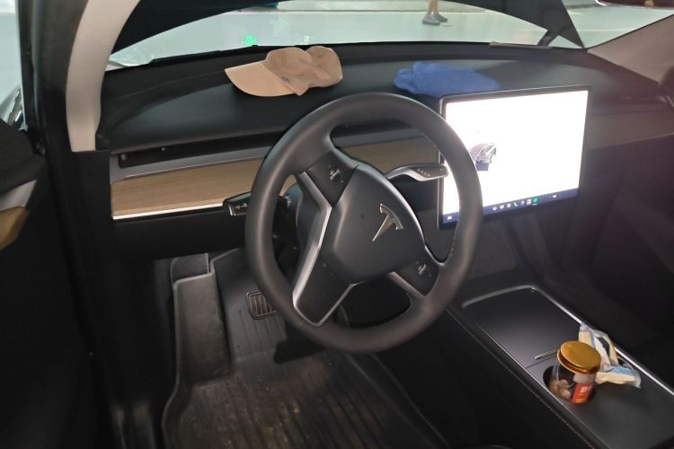 Tesla Model Y 2023 car image #11