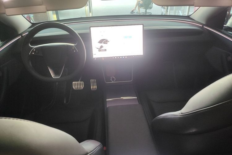 Tesla Model Y 2025 car image #10