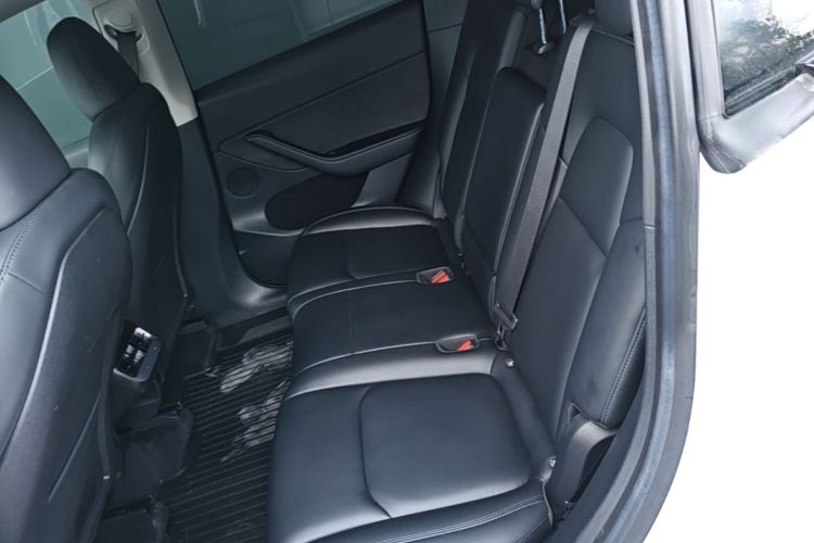 Tesla Model Y 2022 car image #17