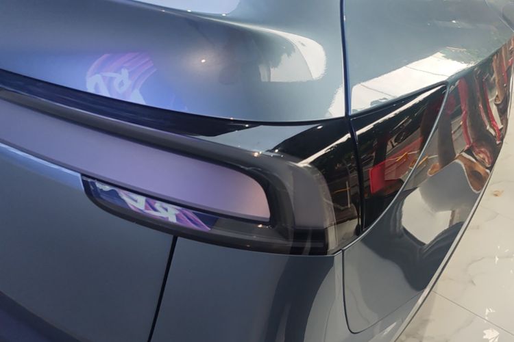Tesla Model Y 2025 car image #8