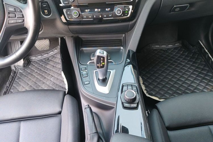BMW 3 Series 2018 car image #14