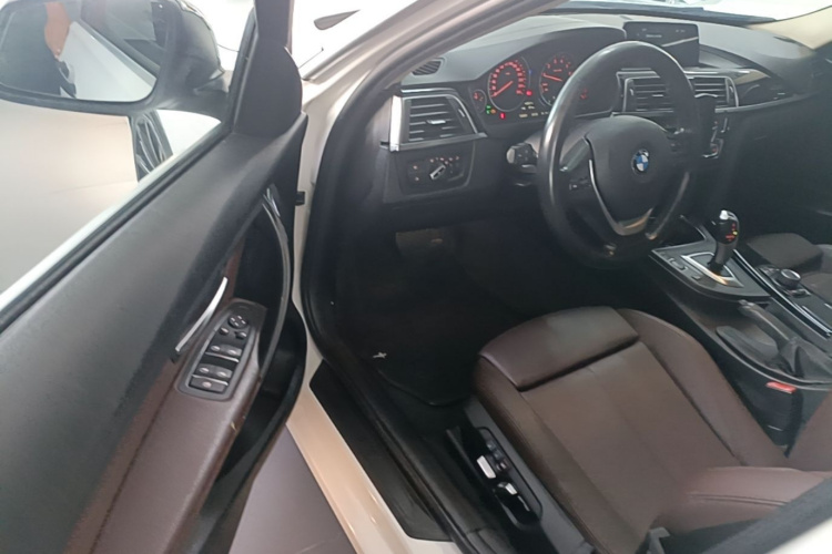 BMW 3 Series 2018 car image #16