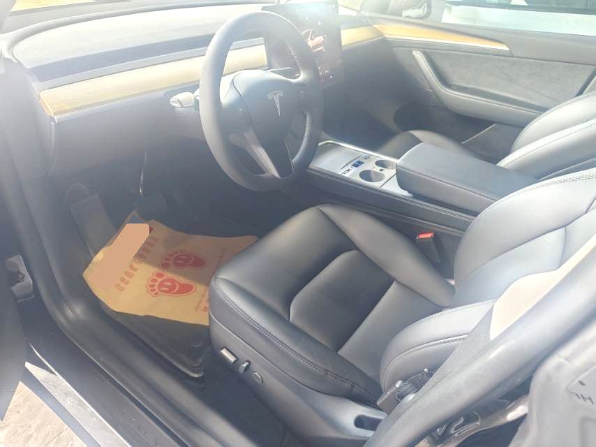 Tesla Model Y 2023 car image #2