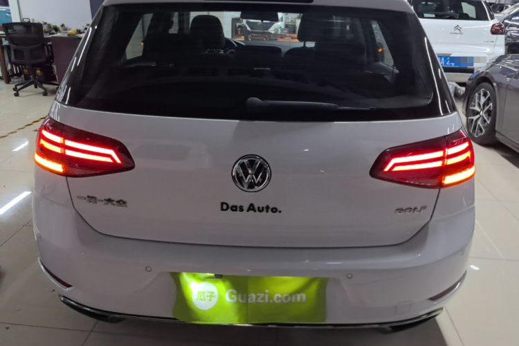 Volkswagen Golf 2018 car image #6
