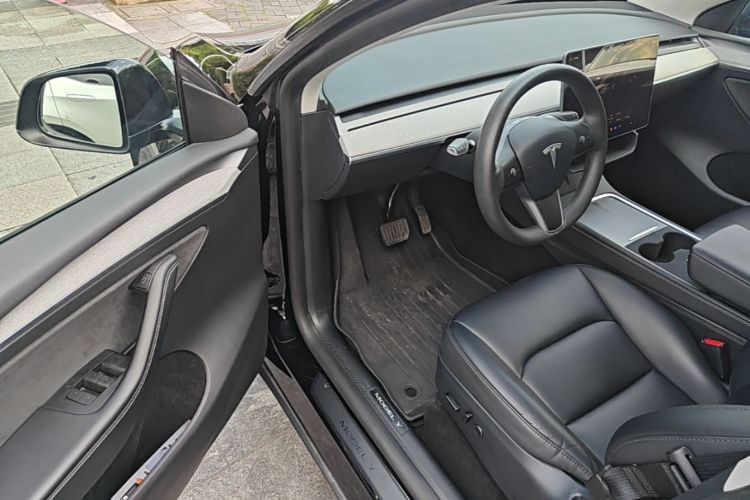 Tesla Model Y 2024 immagine di auto #16