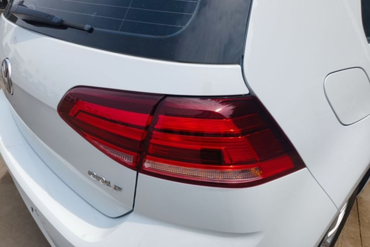 Volkswagen Golf 2018 car image #8