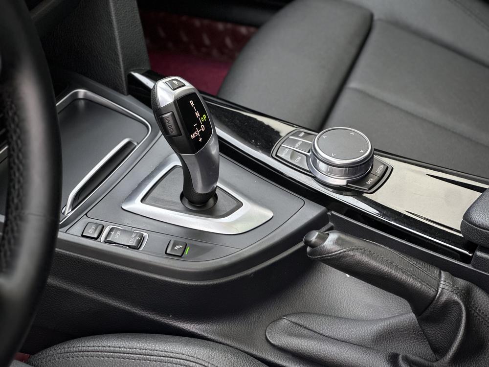 BMW 3 Series 2018 car image #13