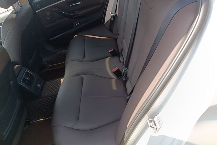 BMW 3 Series 2018 car image #17