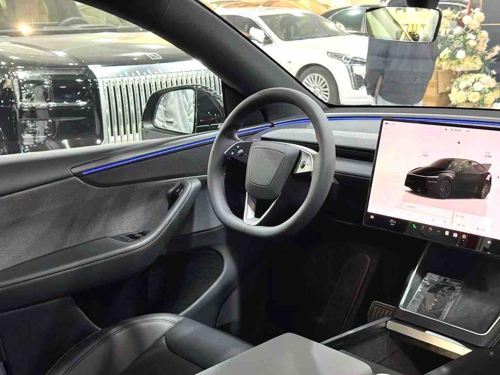 Tesla Model Y 2025 #6 Tesla Model Y 2025 car image #6