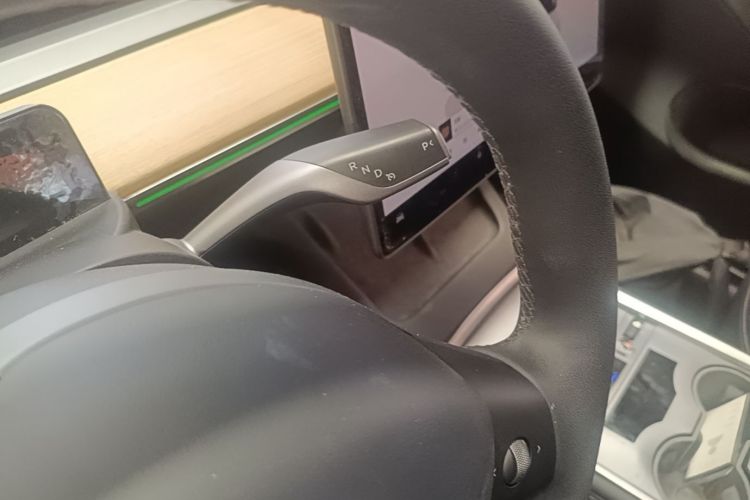 Tesla Model Y 2023 immagine di auto #14