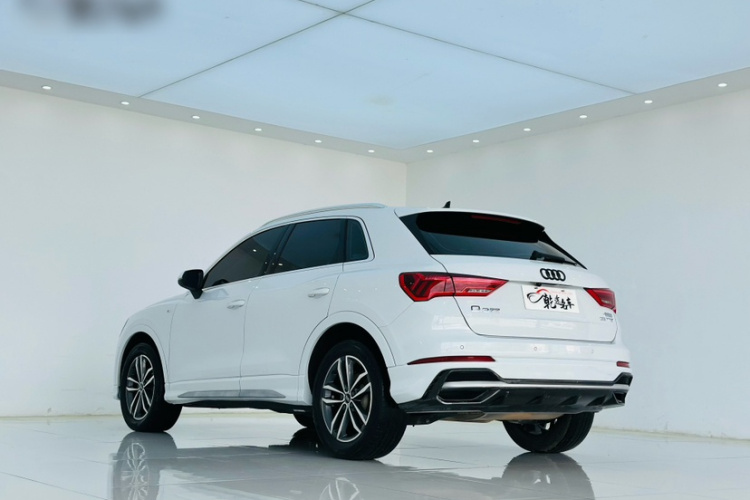 Audi Q3 2022 car image #5