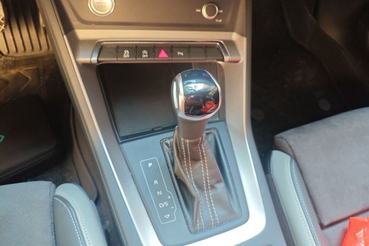 Audi Q3 2020 car image #14