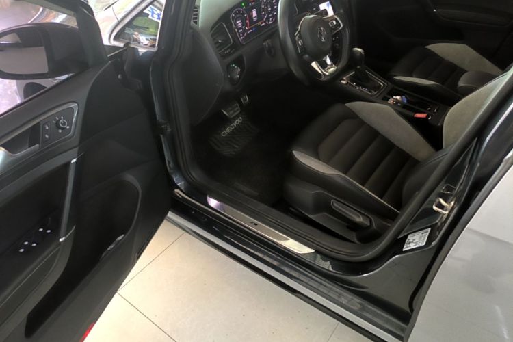 Volkswagen Golf 2020 car image #12