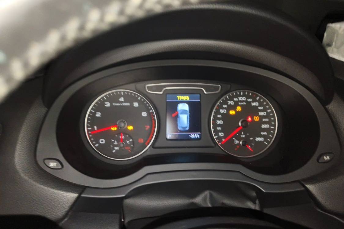 Audi Q3 2013 car image #24