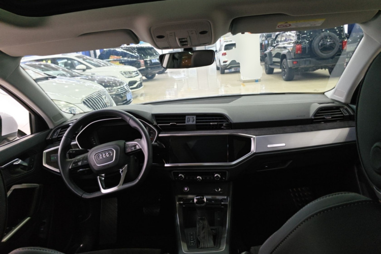 Audi Q3 2022 car image #11