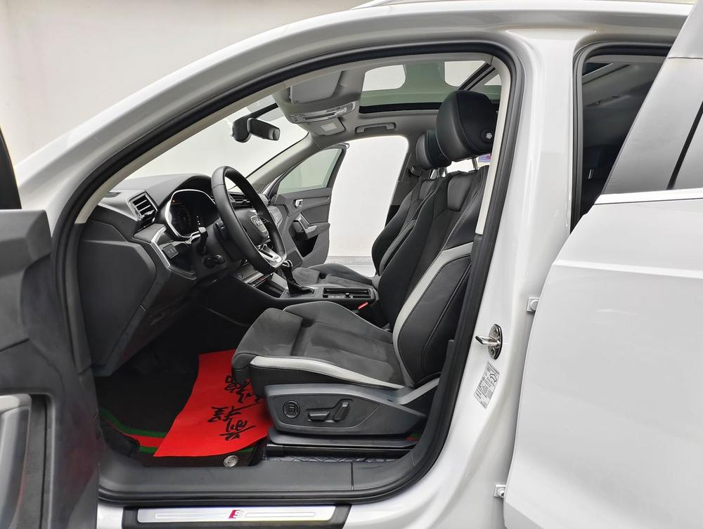 Audi Q3 2023 car image #17