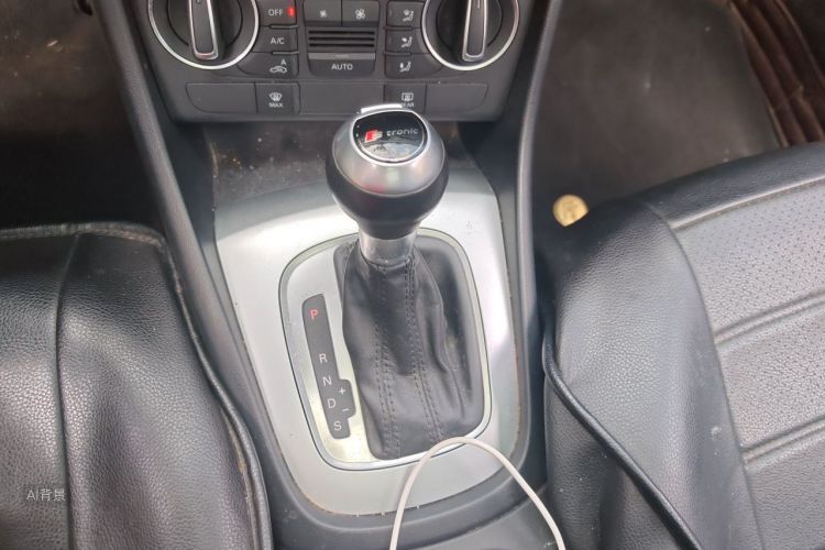 Audi Q3 2019 car image #16