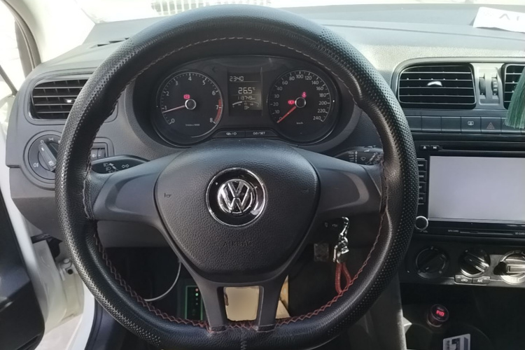 Volkswagen Polo 2015 car image #11