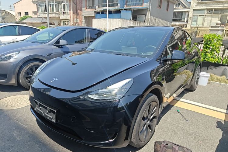 Tesla Model Y 2023 immagine di auto #2