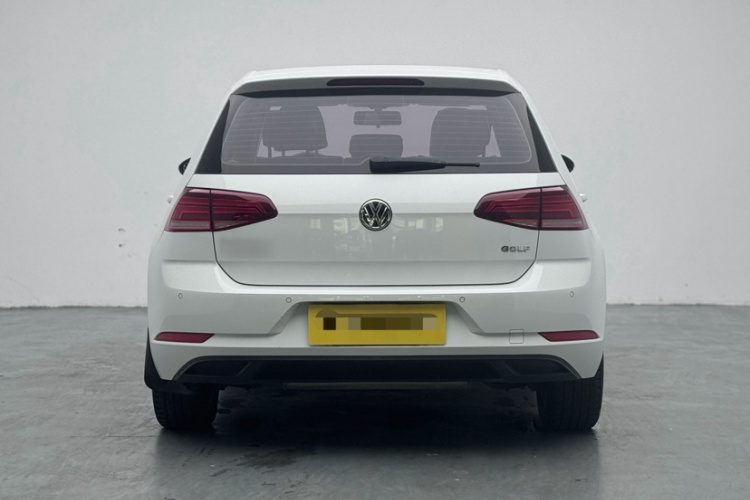 Volkswagen Golf 2018 car image #3