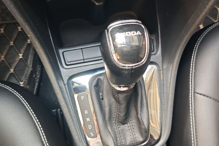 Skoda Rapid 2018 car image #14