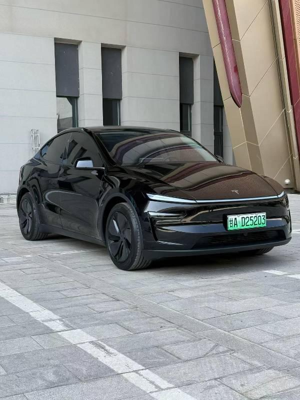 Tesla Model Y 2025 #3 Tesla Model Y 2025 car image #3