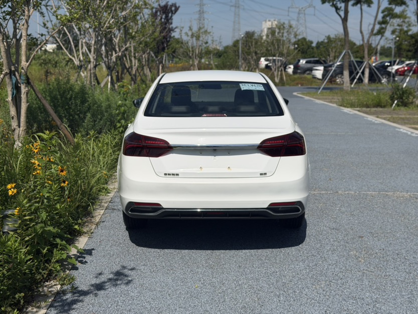 GEELY Emgrand 2021 car image #2