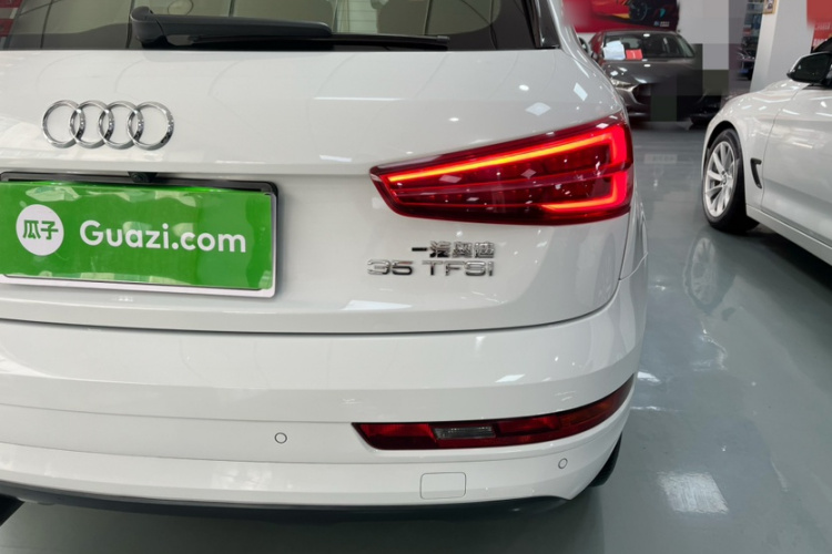 Audi Q3 2019 car image #10