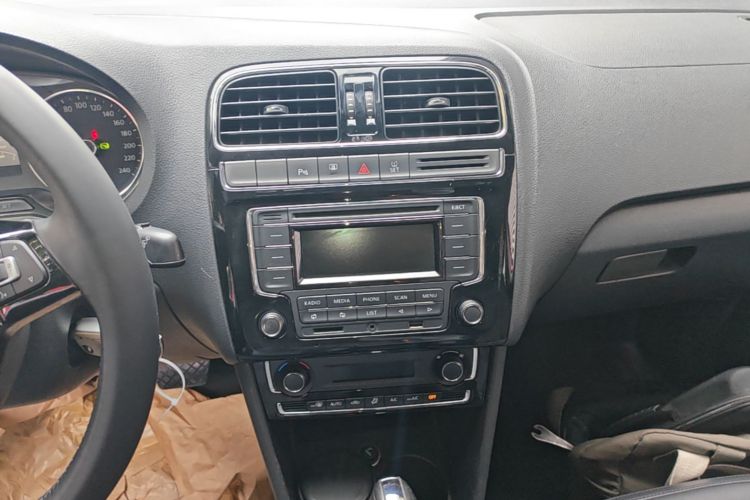 Volkswagen Polo 2015 car image #13