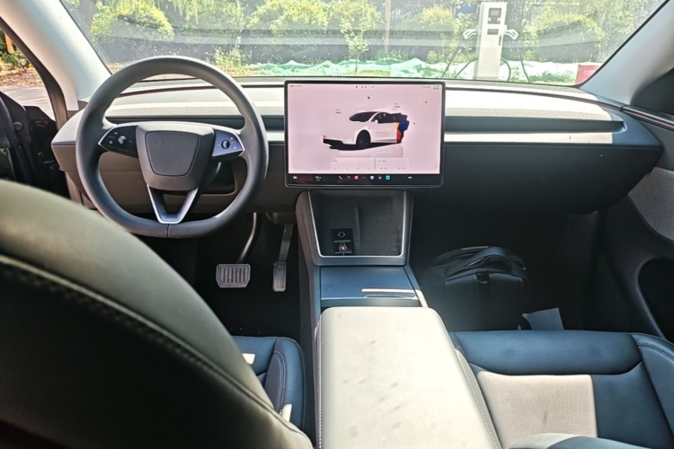 Tesla Model Y 2025 #11 Tesla Model Y 2025 car image #11