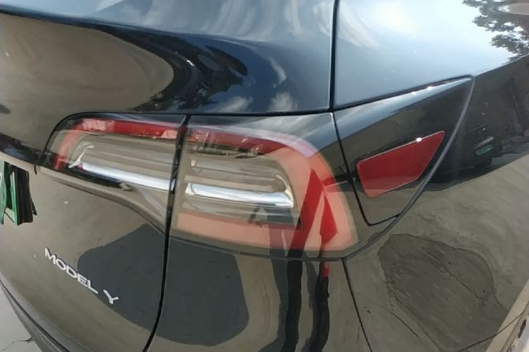 Tesla Model Y 2023 car image #8