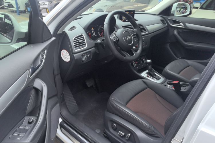 Audi Q3 2018 car image #15