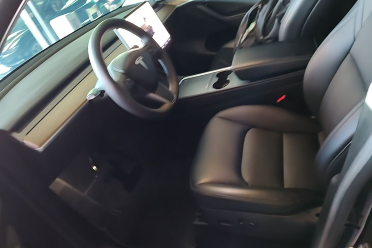 Tesla Model Y 2022 immagine di auto #15