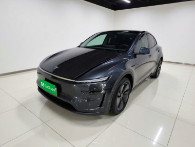 Tesla Model Y 2025 immagine di auto 