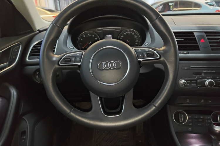 Audi Q3 2017 car image #11