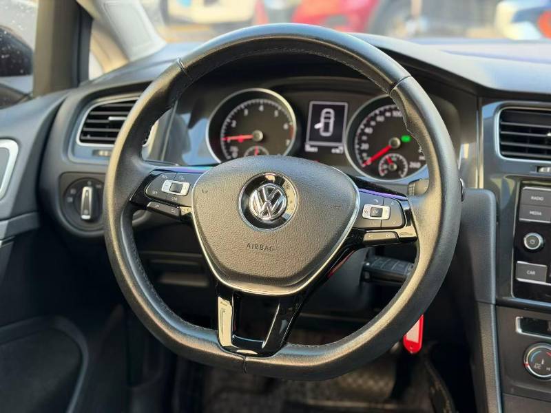 Volkswagen Golf 2018 car image #2
