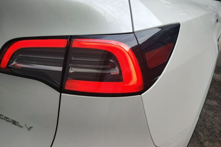 Tesla Model Y 2023 car image #8