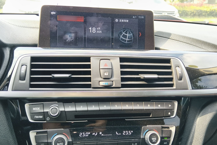 BMW 3 Series 2019 car image #17