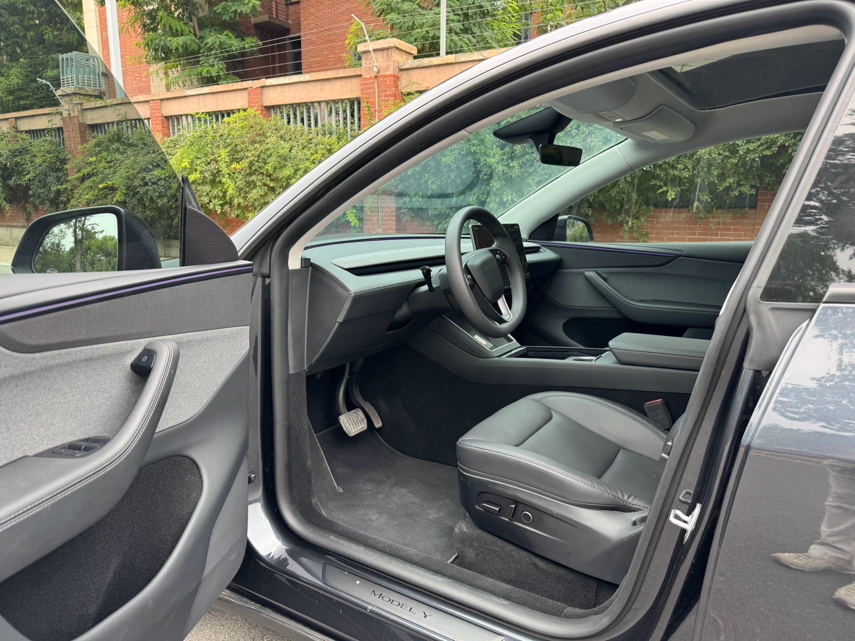 Tesla Model Y 2025 #4 Tesla Model Y 2025 car image #4