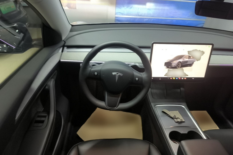 Tesla Model Y 2024 immagine di auto #11