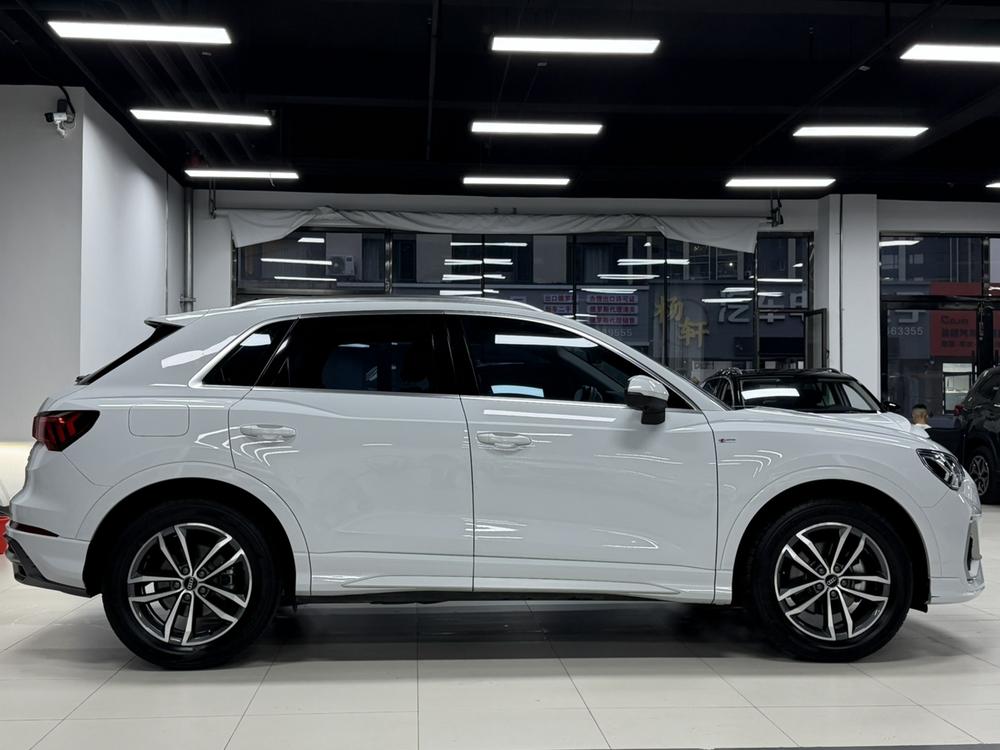Audi Q3 2022 car image #8