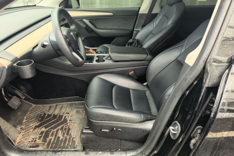 Tesla Model Y 2023 car image #17