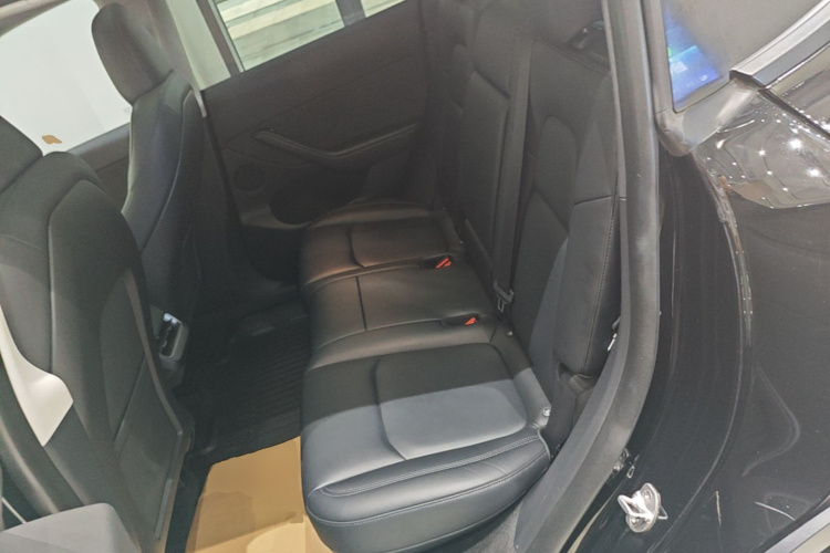 Tesla Model Y 2023 car image #13