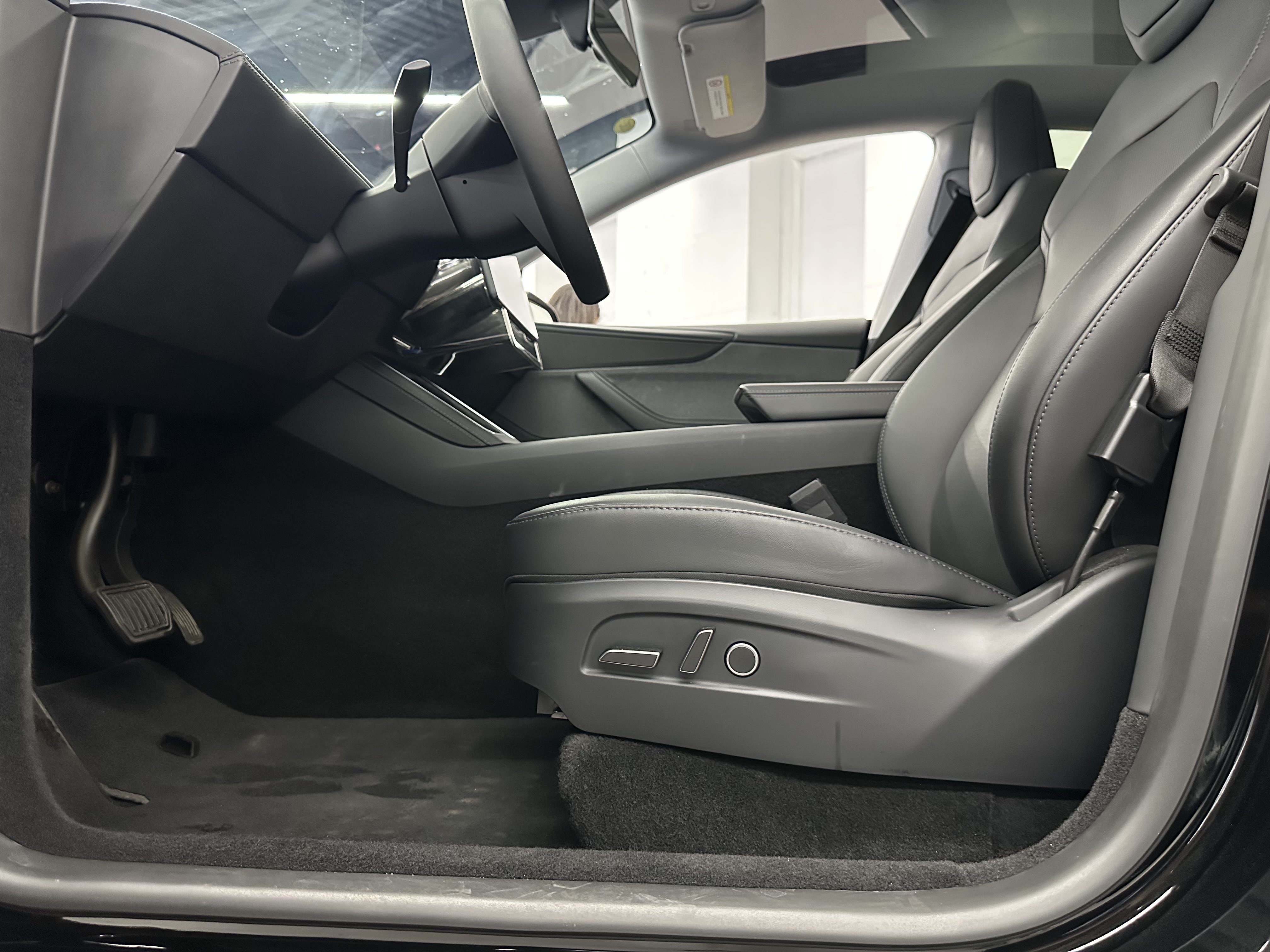 Tesla Model Y 2025 #6 Tesla Model Y 2025 car image #6